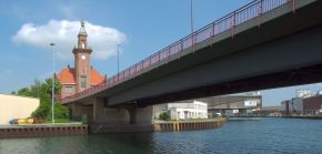  Das Alte Hafenamt  Das Alte Hafenamt markiert mit der Stadthafenbrücke den Eingang zum Dortmunder Hafen   Quellenangabe: Dortmunder Hafen AG / Mlotzek 
