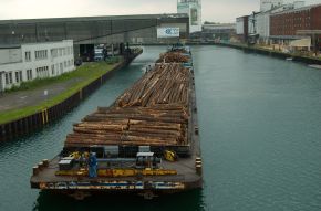  Holz-Koppelverband  Holz-Koppelverband im Dortmunder Hafen   Quellenangabe: Dortmunder Hafen AG 