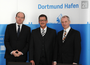    Der Generalbevollmächtigte des Unternehmens Markus Bangen, Uwe Büscher, der Vorstand der Dortmunder Hafen AG sowie Prokurist Rainer Pubanz (von links nach rechts)  Quele: Dortmunder Hafen AG 