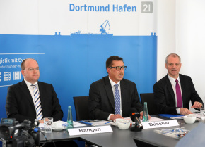  Bekanntgabe der Ergebnisse von 2013  Der Generalbevollmächtigte Markus Bangen, Uwe Büscher, der Vorstand der Dortmunder Hafen AG sowie Prokurist Rainer Pubanz (von links nach rechts)  Quelle: Dortmunder Hafen AG 