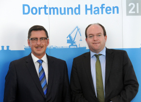    Uwe Büscher, Vorstand der Dortmunder Hafen AG; Markus Bangen, Genaralbevollmächtigter des Unternehmens (von links nach rechts)  Quelle: Dortmunder Hafen AG / Appelhans 
