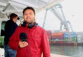    Konrad Gutkowski (vorne) während der Aufnahmen im Dortmunder Hafen  Quellenangabe: Dortmunder Hafen AG / Fleissner 