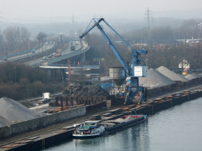  Der Dortmunder Hafen ist direkt mit dem Autobahnnetz verbunden   Über den Zubringer OW IIIA ist der Dortmunder Hafen direkt mit dem Autobahnnetz verbunden   Quellenangabe: Dortmunder Hafen AG / Mlotzek 