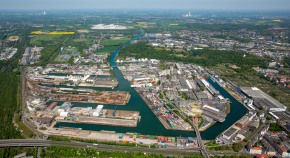  Luftaufnahme 2016_a  Der Dortmunder Hafen mit dem Container Terminal Dortmund in der Mitte und der neuen bimodalen KV-Anlage 