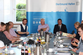 Didi Stahlschmidt vom Quartiersmanagement Nordstadt (links), Dortmunds Oberbürgermeister Ullrich Sierau (Mitte) sowie Hafen-Chef Uwe Büscher informieren Medienvertreter über das Programm zum Hafenspaziergang.